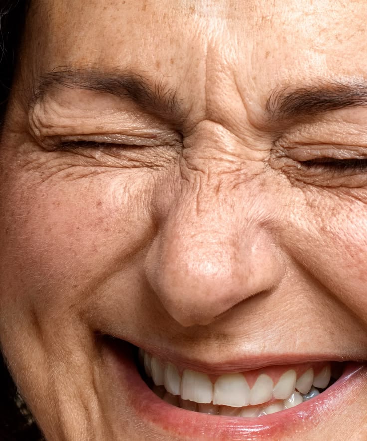 Detalle de un rostro sonriente con piel natural